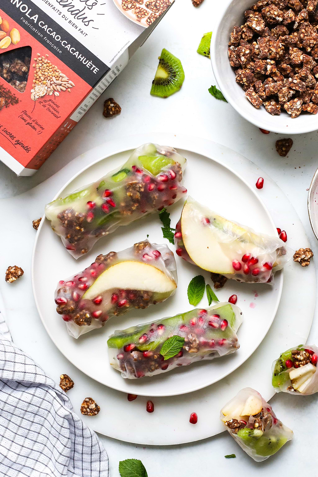 Rouleaux de printemps sucrés au granola et aux fruits
